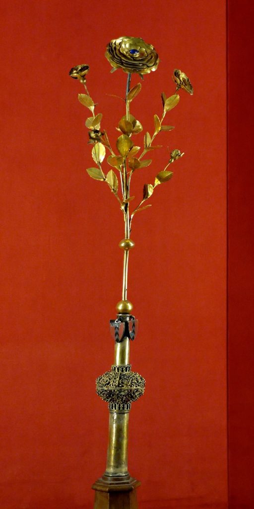 Rosa de oro otorgada a la Virgen de la Cabeza