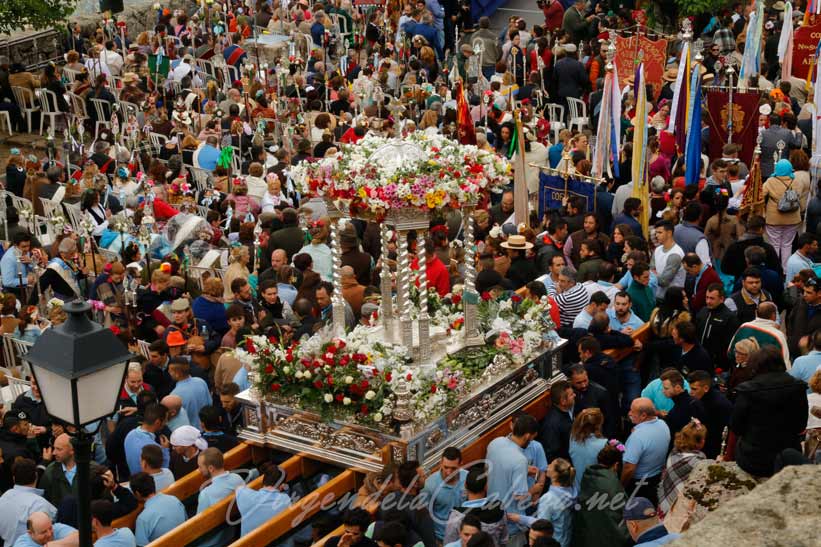 Andas Virgen de la Cabeza en procesion 3