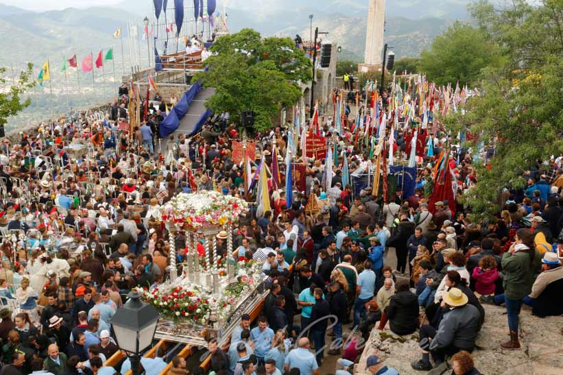 Andas Virgen de la Cabeza en procesión