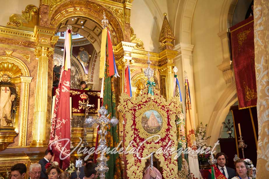 Estandarte-y-banderas santuario Virgen de la Cabeza camarin
