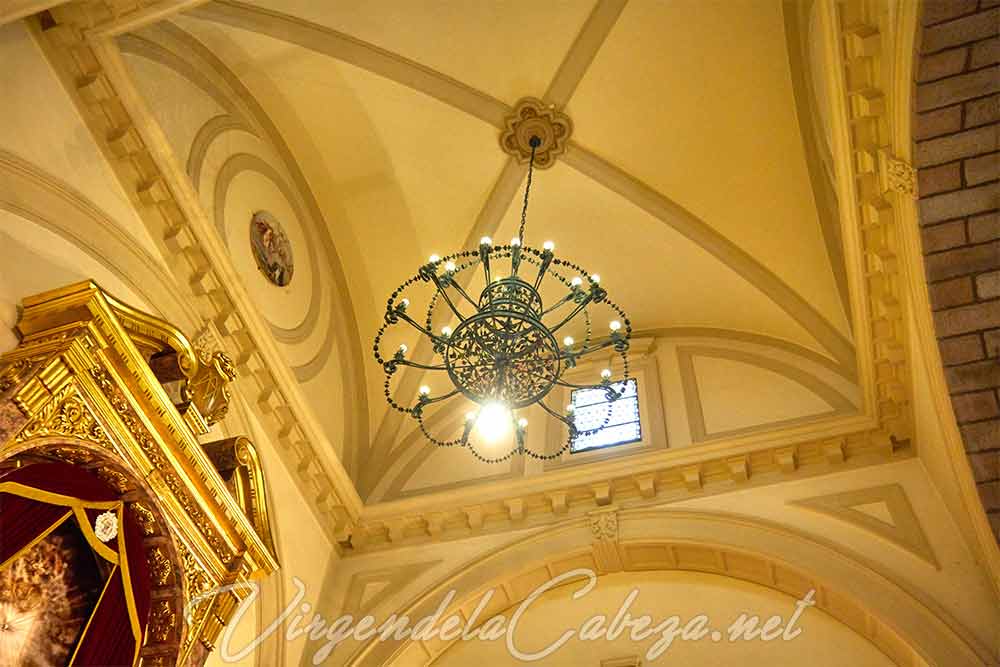 Lámpara presbiterio santuario Virgen de la Cabeza