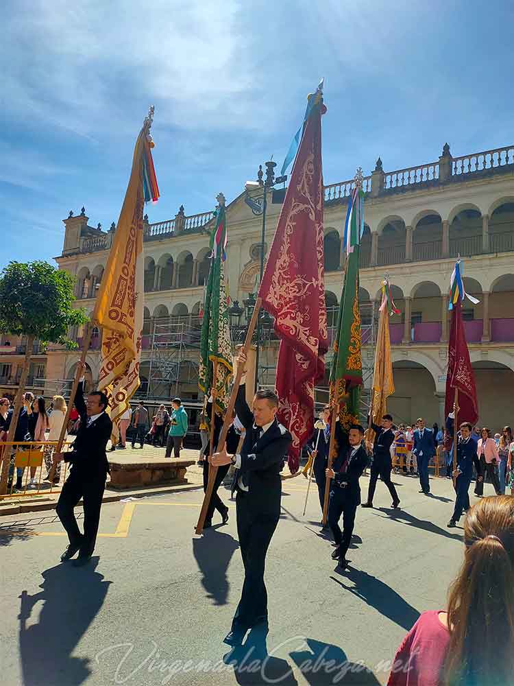 Banderas cofradía Matriz Virgen de la Cabeza