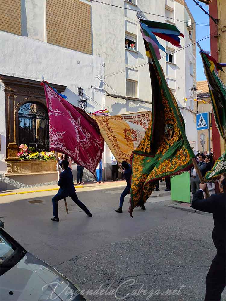 Banderas cofradía Matriz Virgen de la Cabeza