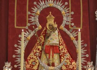 Virgen Arjona en altar.