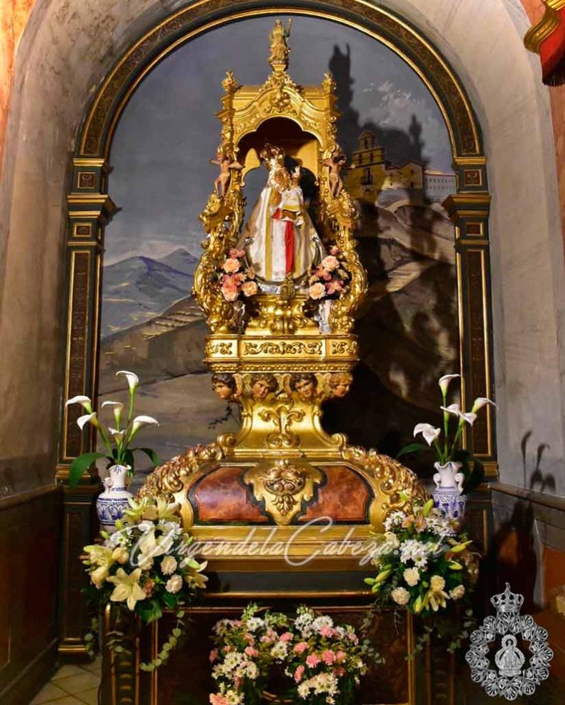 Virgen Granada en altar