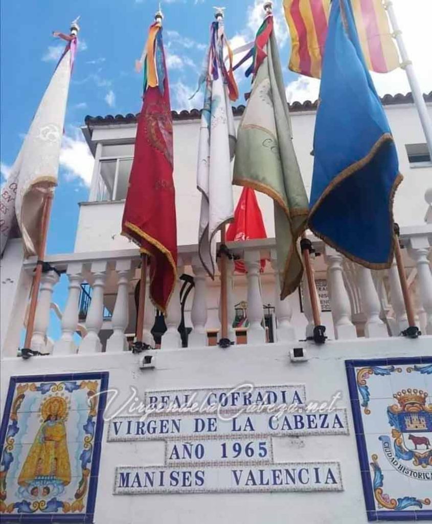 Cofradía Manises con banderas