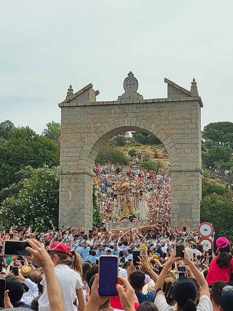 Virgen de la Cabeza en procesión romería Andújar a su paso por arco santuario