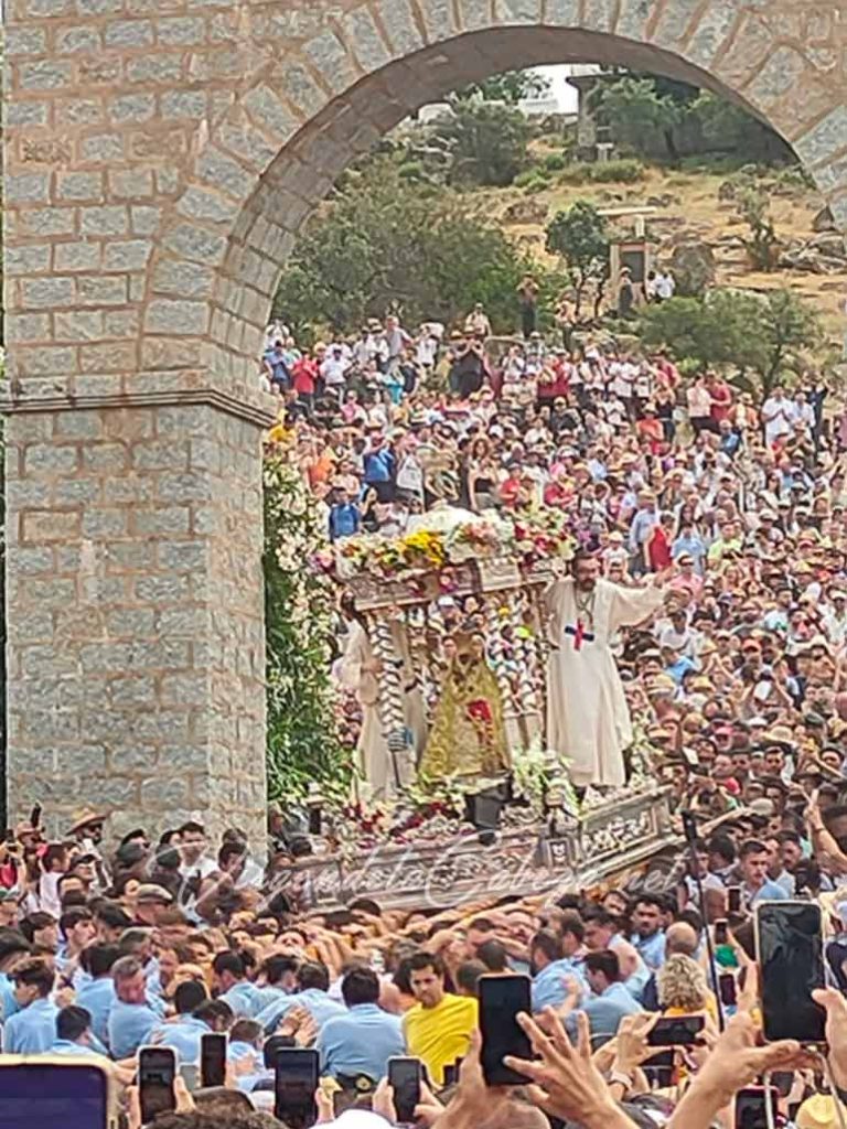 Virgen de la Cabeza en procesión romería Andújar a su paso por arco santuario