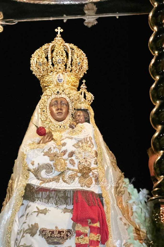 Virgen con condecoración Cruz Laureada de San Fernando