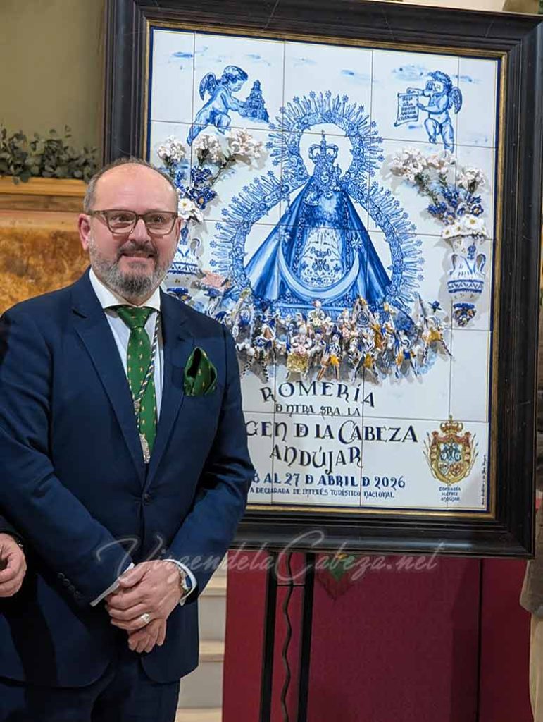 Pedro José López junto al cartel anunciador romería 2026